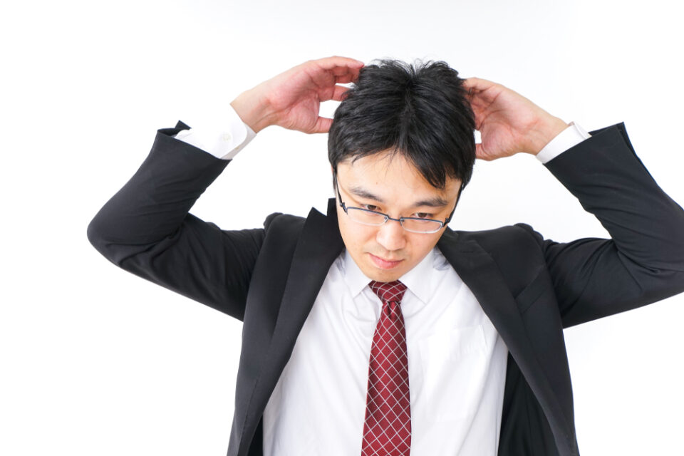 頭を抱える人